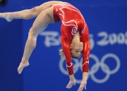 开云体育直播-赛道上的火焰，武切维奇如何点燃F1街道赛之夜