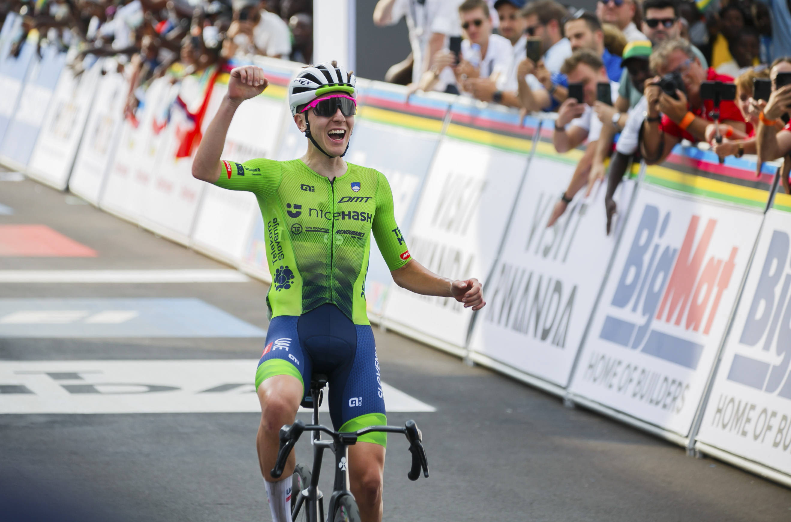 斯洛文尼亚选手在自行车比赛中获胜