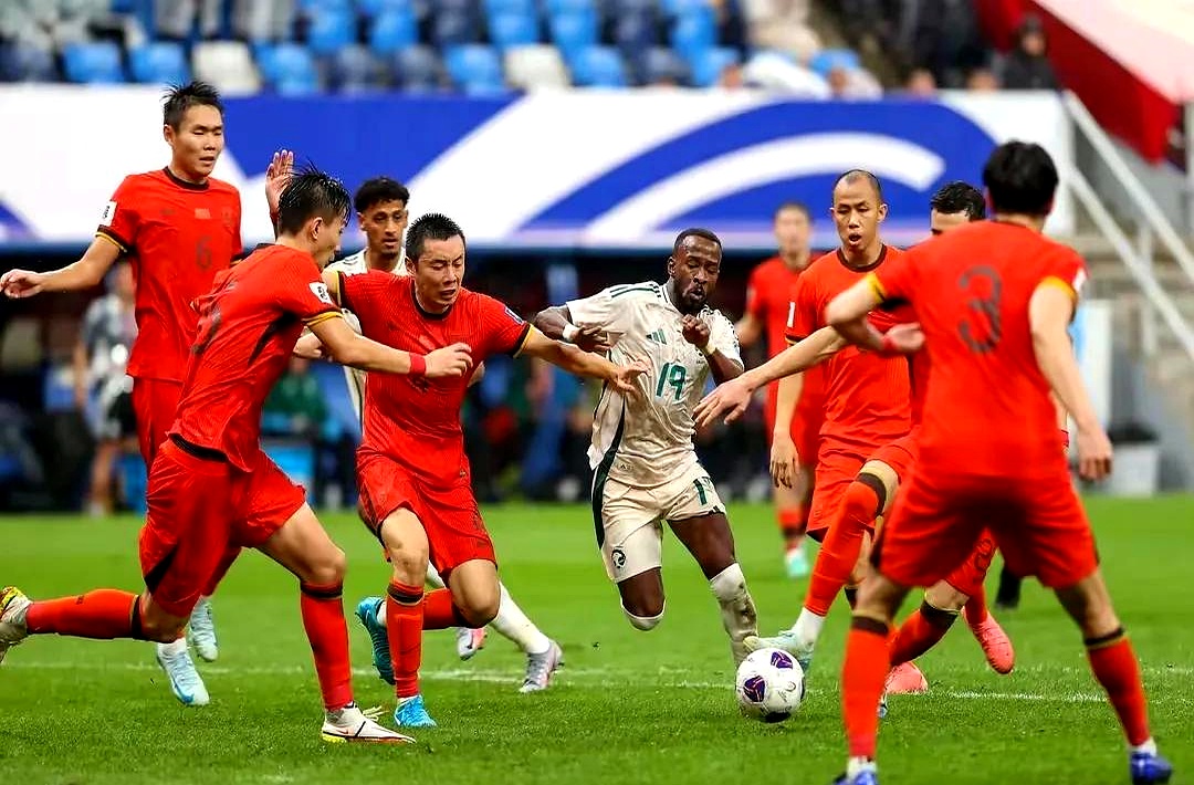 足球比赛战况激烈,球员们拼尽全力 足球比赛战况激烈,球员们拼尽全力