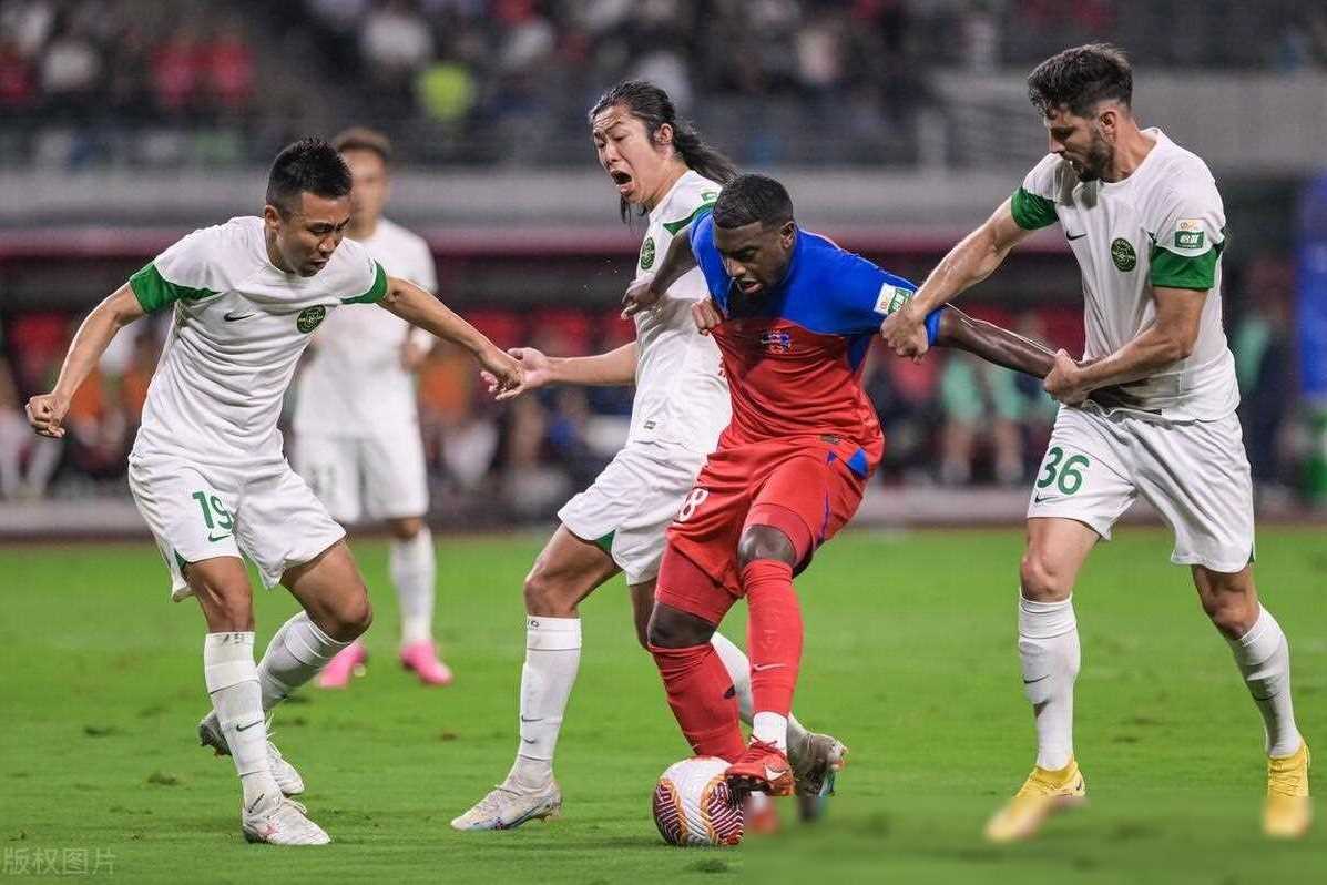 足球比赛战况激烈,球员们拼尽全力 足球比赛战况激烈,球员们拼尽全力