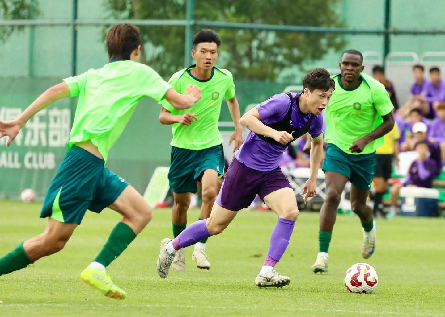 联赛初阶段遭遇困境，球队需迅速调整状态