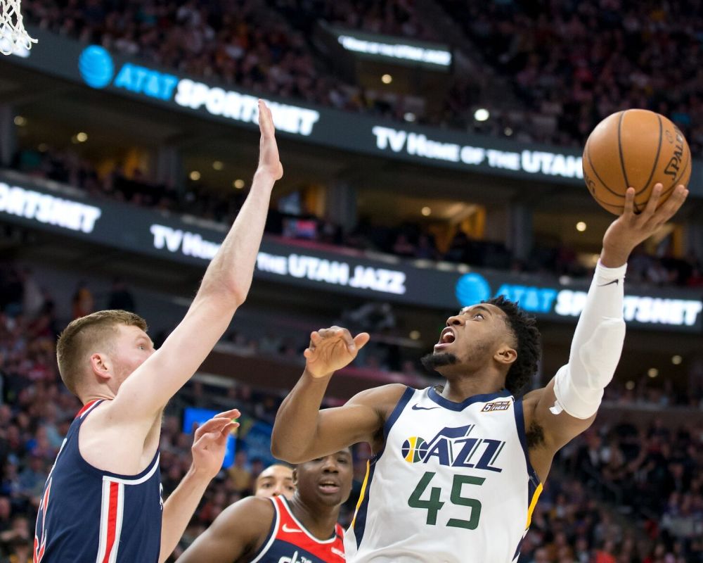 勇士轻取热火B队，萨姆·米切尔爆发神勇的简单介绍