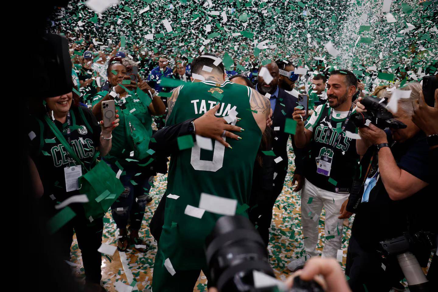 包含太阳完胜新疆队，塔图姆点燃赛场的词条