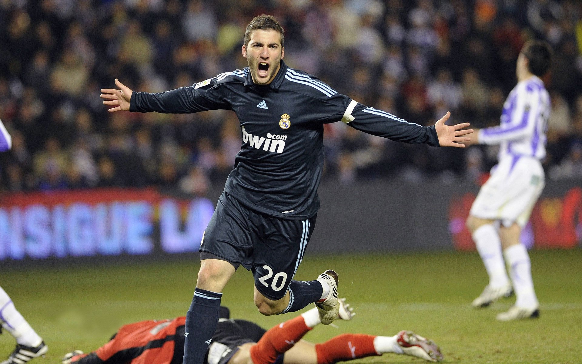 秩序颠覆者,塞恩斯领军迈凯伦,以绝对优势碾压红牛王朝